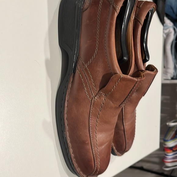 Mens Clarks dress shoes light brown leather.  Comfort orthotic sole - Picture 2 of 4